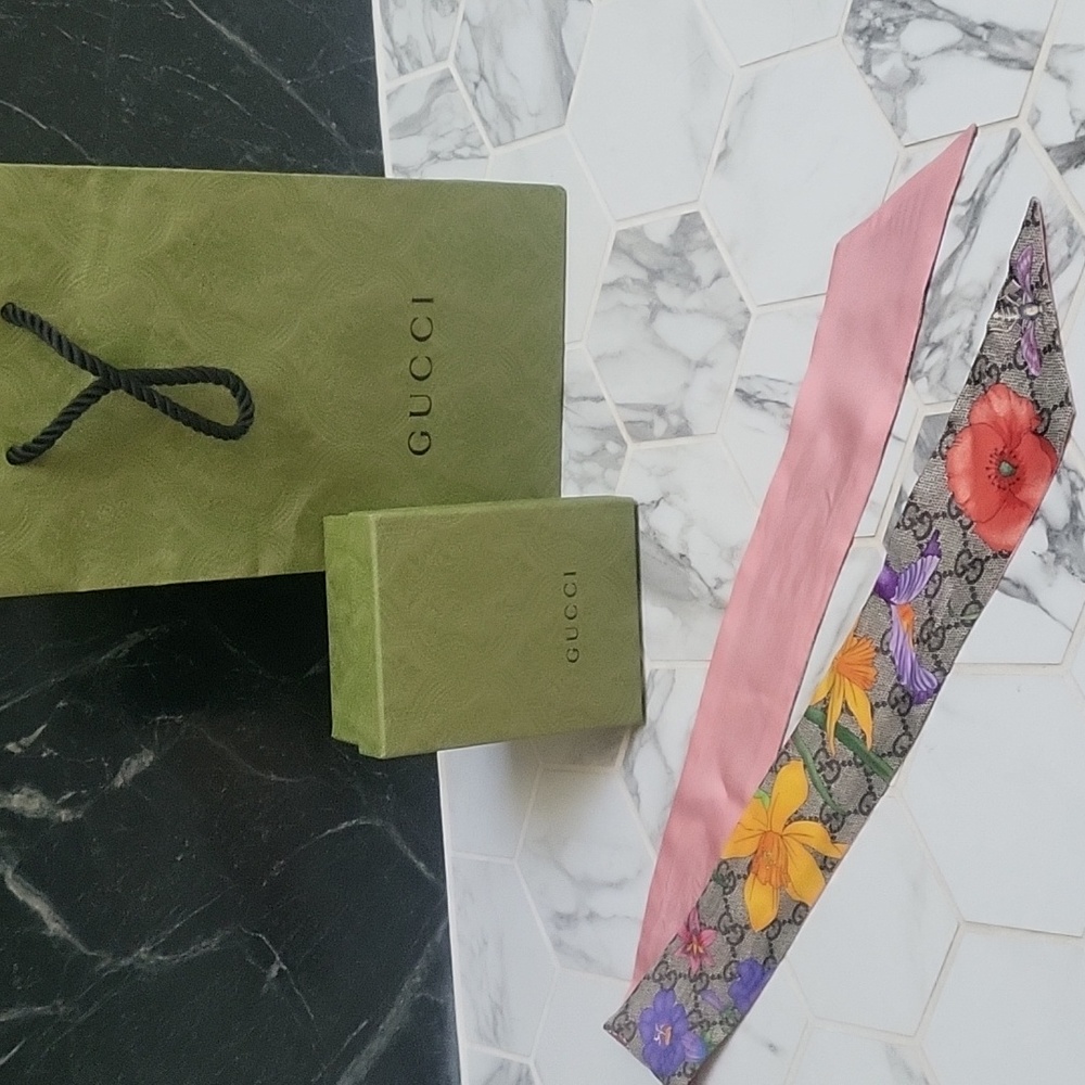 Gucci floral silk twilly 🌸